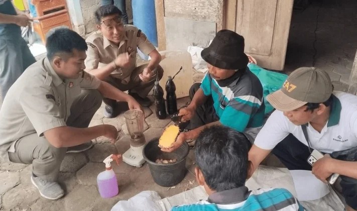 Para petani Bojonegoro saat membuat dekomposer cair secara swadaya