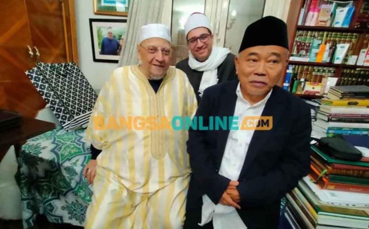 Syaikh Abdul Baits Kattani saat menerima Prof Dr KH Asep Saifuddun Chalim. MA, di kamar pribadinya yang sempit di kawasan Aleksandria Mesir. Tampak di belakangnya Syaikh 