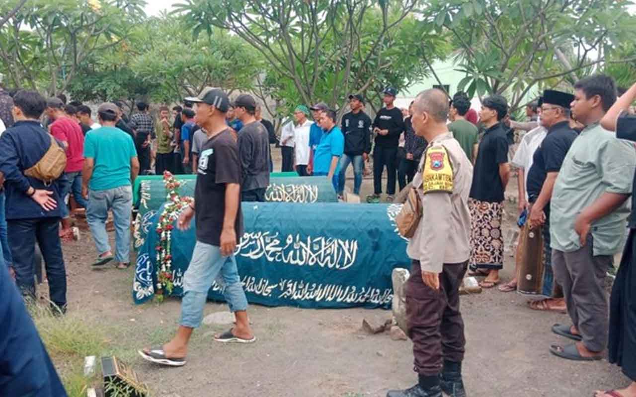 Prosesi pemakaman keempat korban meninggal dunia dalam peristiwa kecelakaan di perlintasan tanpa palang pintu Desa Gununggangsir, Beji Pasuruan. Foto: Ist.