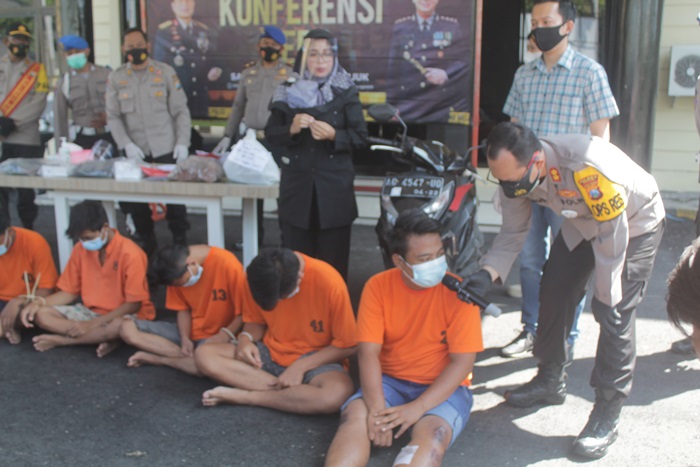Kapolres Nganjuk AKBP Harviadhi Agung Pratama saat bertanya kepada pelaku pencurian dengan kekerasan. foto: BAMBANG/ BANGSAONLINE