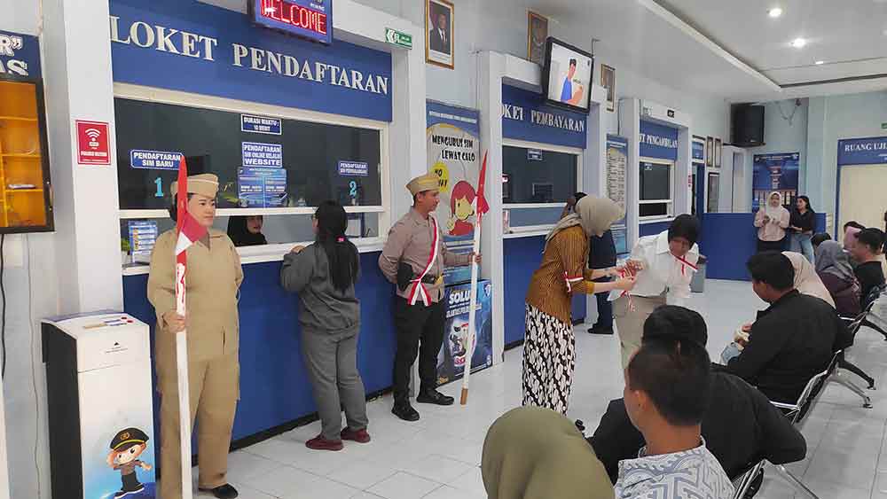 Petugas Satlantas Polres Blitar Kota mengenakan baju pejuang dan adat saat melayani pemohon SIM. (Ist)