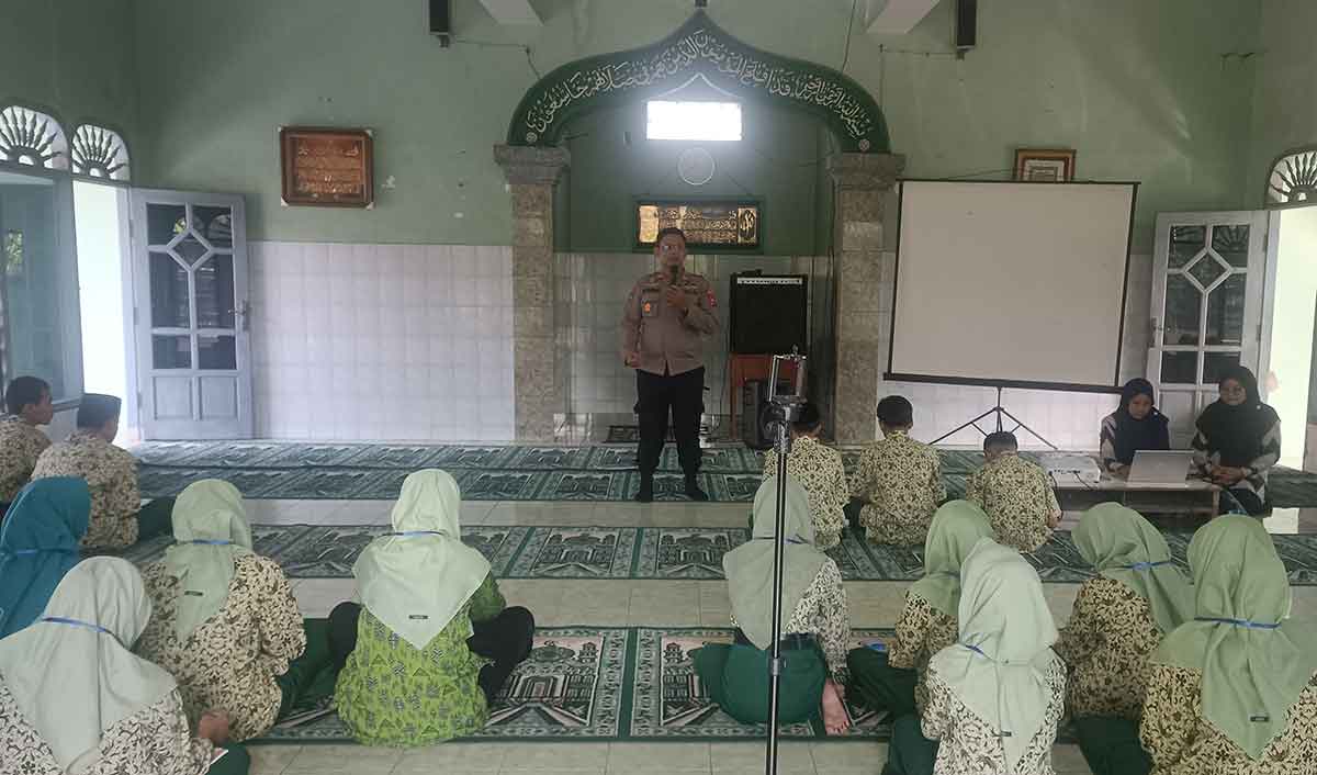 Edukasi bahaya judi online dan narkoba saat MPLS di SMP Islam Brawijaya, Kota Mojokerto.
