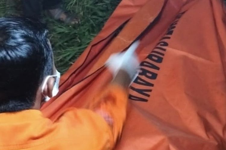 Petugas saat mengevakuasi kerangka manusia yang ditemukan di semak-semak kawasan Jl. Sememi
