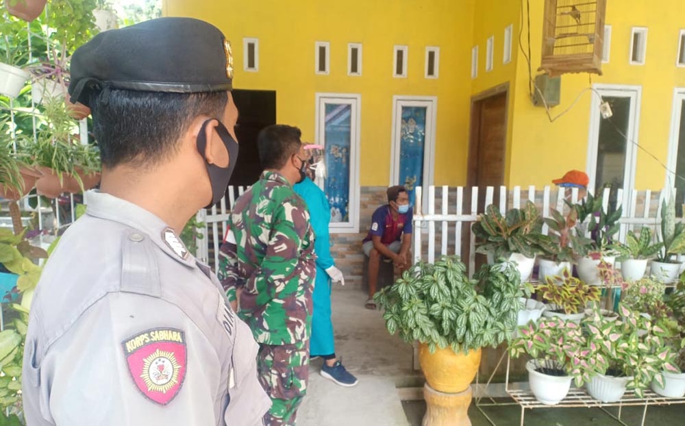 Petugas Satgas Covid-19 Blitar saat meminta keterangan pasien Covid-19 yang kabur dari RS Syuhada