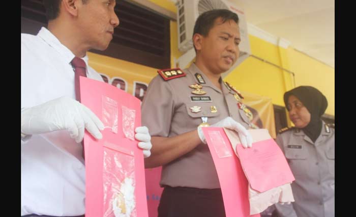 Kapolres Tuban bersama Kasatresnarkoba menunjukkan sabu-sabu hasil tangkapan. foto: SUWANDI/ BANGSAONLINE