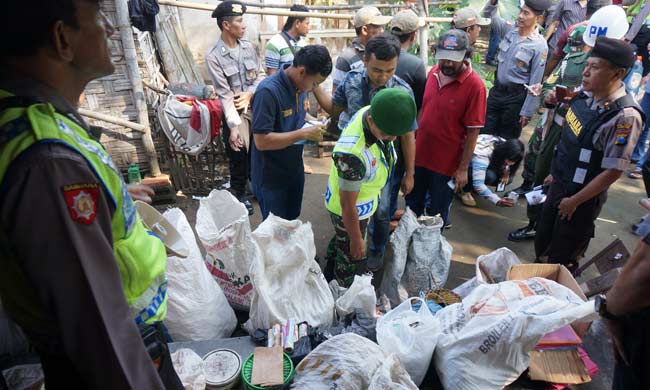 Petugas menembukan bahan dan ratusan petasan siap jual dari bunker tradisional salah satu TO. foto-roto: RONY S/ BANGSAONLINE