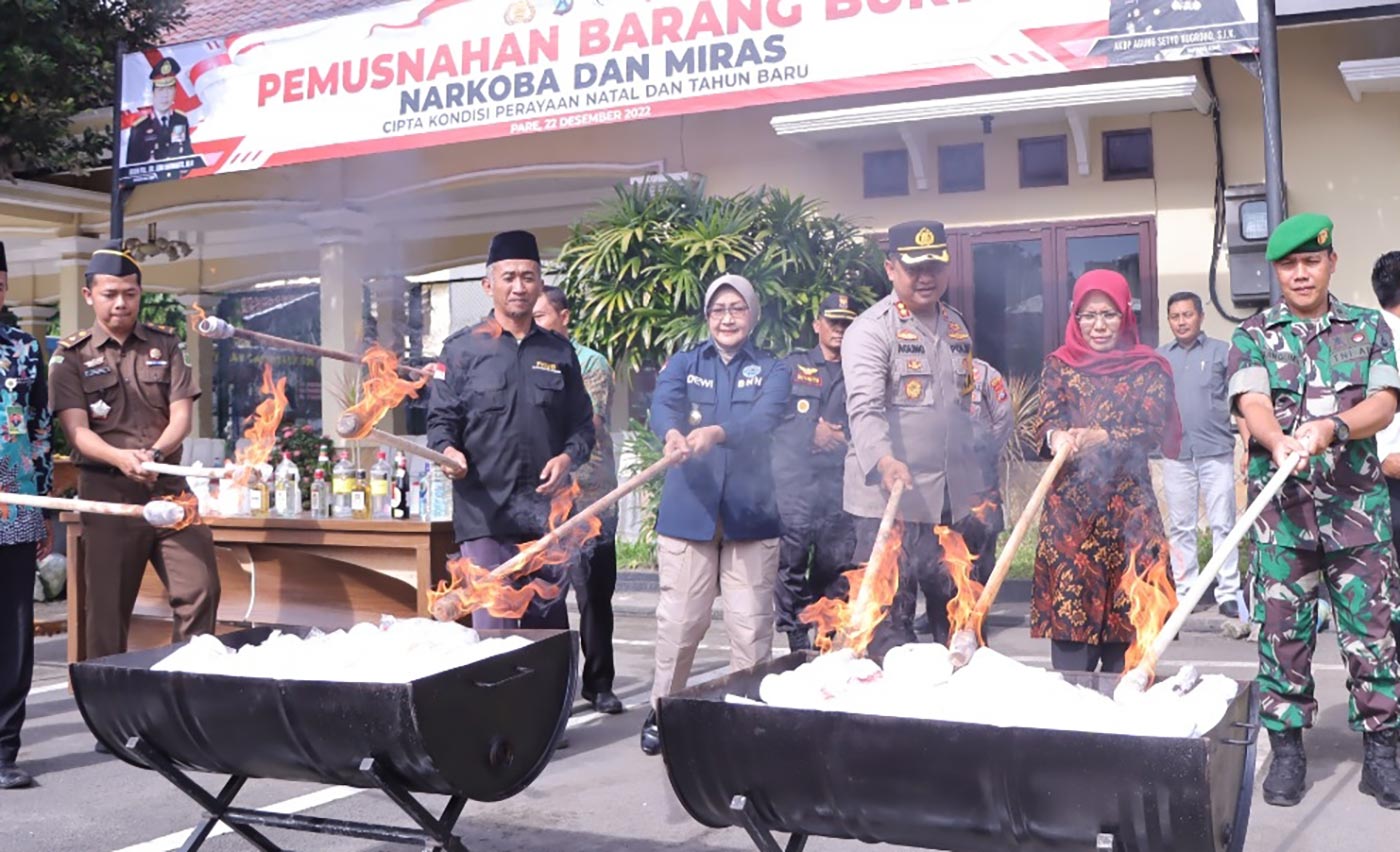 Kapolres Kediri AKBP Agung Setyo Nugroho bersama forkopimda saat memusnahkan barang bukti dengan cara dibakar. Foto: Ist.