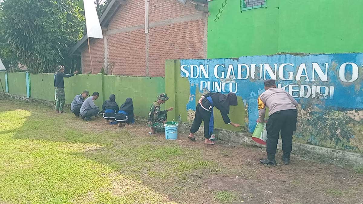 Giat bersih-bersih sekolah yang dilakukan Satgas TMMD ke-127 Kodim 0809/Kediri. Foto: Ist