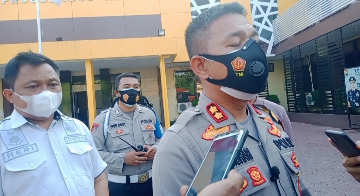 Kapolres Probolinggo Kota, AKBP RM Jauhari memberikan keterangan kepada awak media.