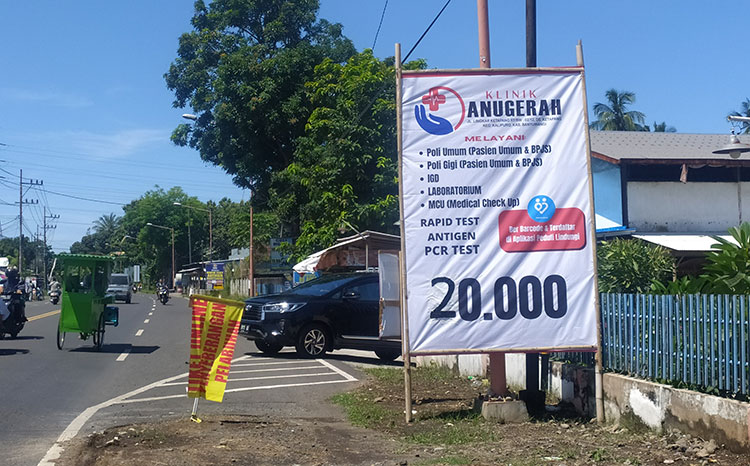 Salah satu baliho klinik di sekitar Pelabuhan Ketapang, Banyuwangi, yang menurunkan harga Tes Antigen/PCR.