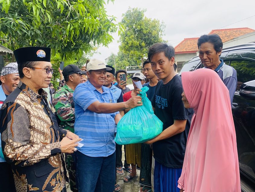 Kholilurrahman (kiri menggunakan kopyah) bersama Sukriyanto mendatangi rumah yang terdampak angin Kencang di Pamekasan.