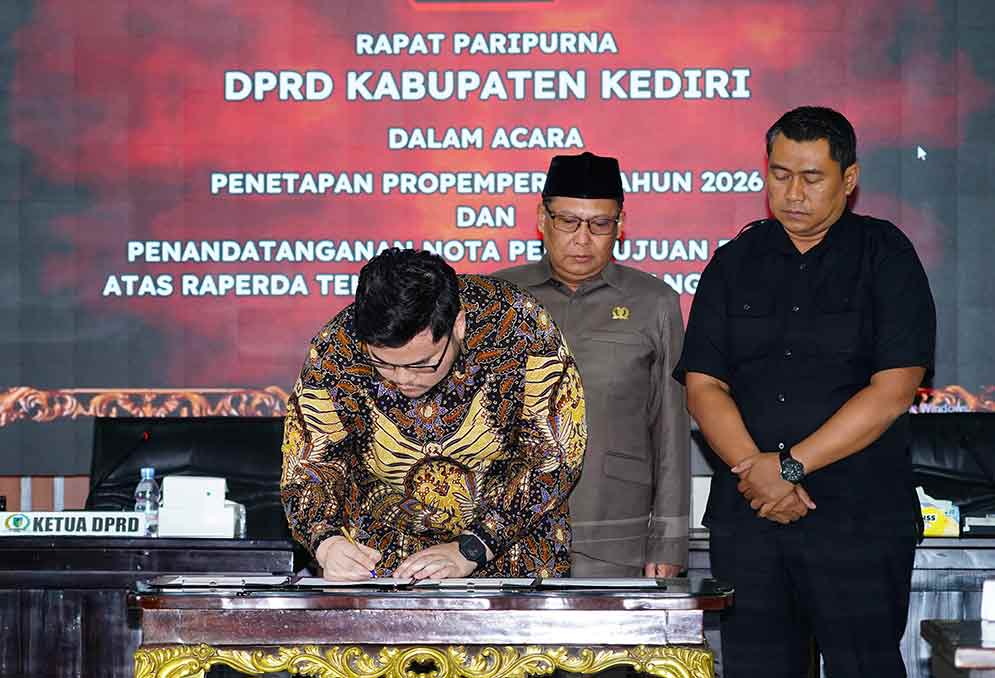 Bupati Kediri, Hanindhito Himawan Pramana saat menandatangani Raperda APDB 2026. (Ist)