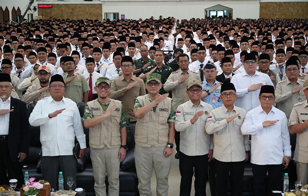 Menteri Haji dan Umrah RI, KH. Moch. Irfan Yusuf (tengah), foto bersama para peserta diklat PPIH 2026. Foto: Dok. Kemenhaj.