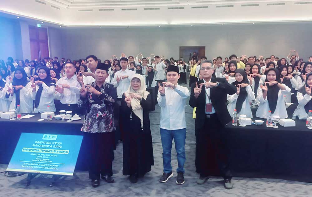 Gus Barra foto bersama Direktur Universitas Terbuka Surabaya dan para mahasiswa baru UT.