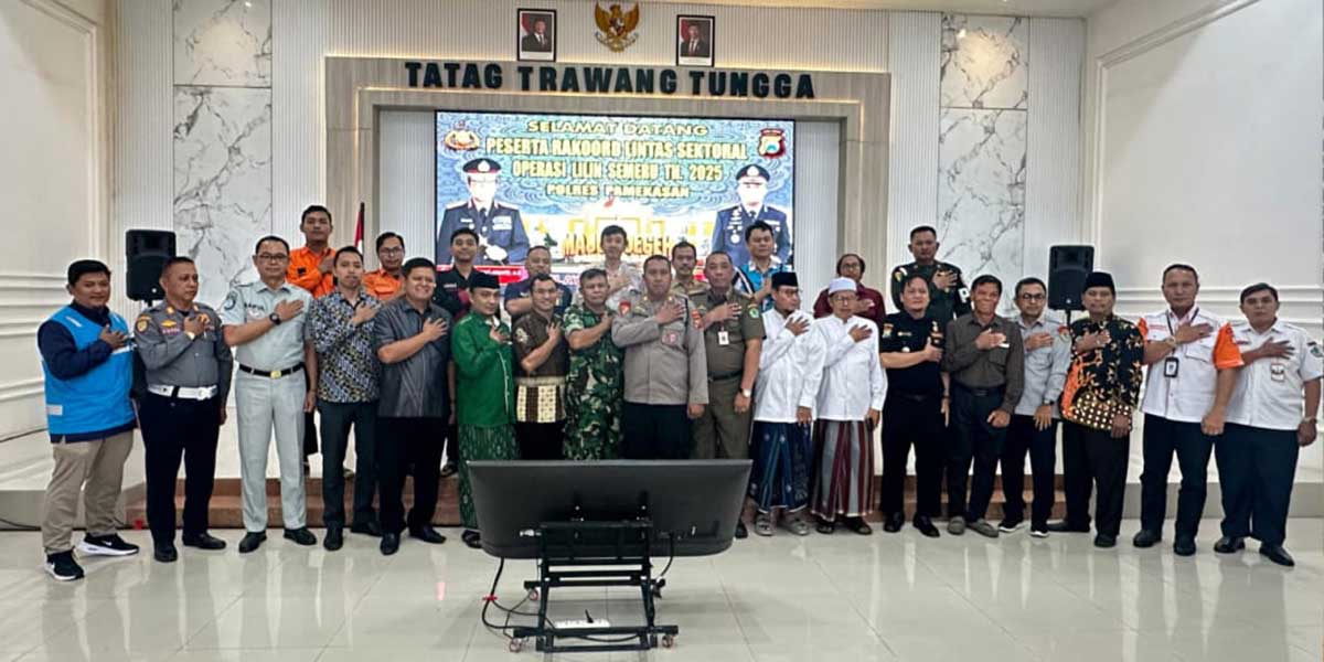 Foto bersama dalam rapat koordinasi lintas sektoral terkait pengamanan Nataru 2025/2026 di Pamekasan.