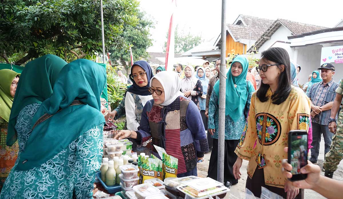 Ketua TP PKK Kabupaten Kediri, Eriani Annisa Hanindhito, ketika mendampingi Menteri PPPA saat berkunjung ke P2L Desa Tertek.