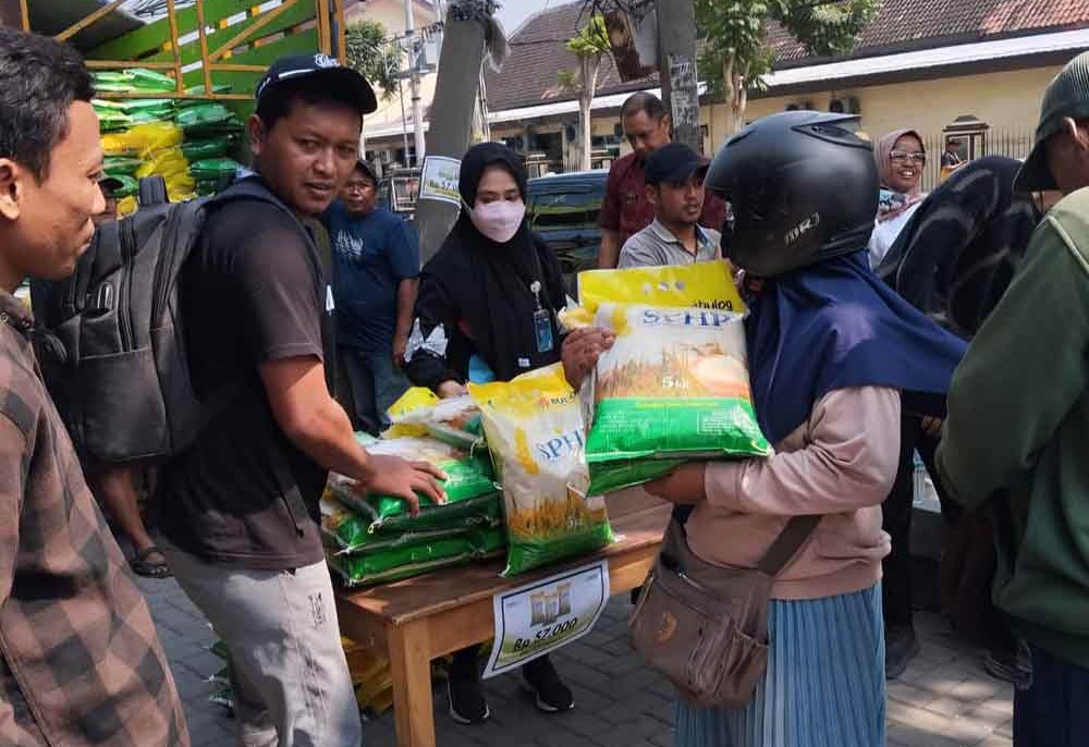 Ramai, banyak warga berdatangan di Pasar Bandar untuk membeli bahan pokok, salah satunya beras 5 kg. (Ist)