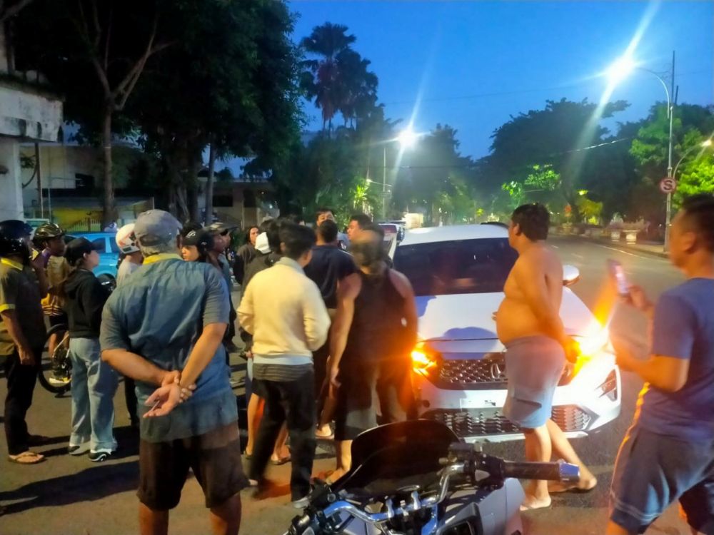 Kondisi saat pemotor dan sopir mobil cekcok