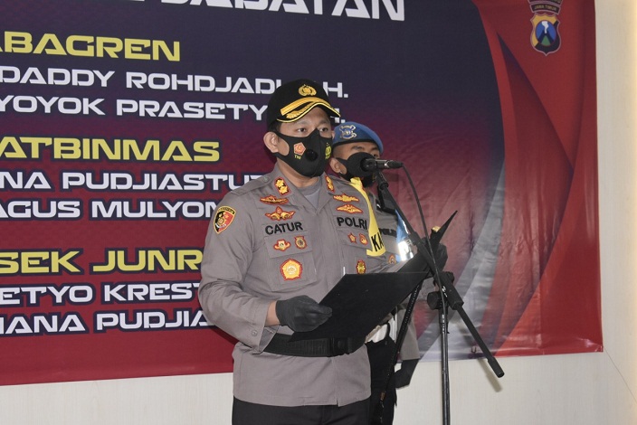 Kapolres Batu, AKBP Catur C Wahyono memimpin upacara serah terima jabatan (sertijab).
