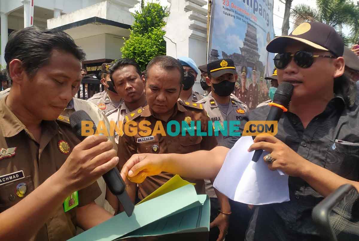 Korlap aksi AMSB saat mendesak perwakilan Kejari Sampang untuk mengumumkan kerugian negara. Foto: MUTAMMIM/BANGSAONLINE