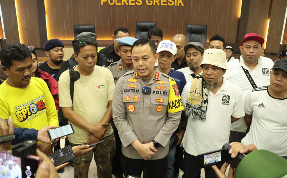 Kapolres Gresik AKBP Adhitya Panji Anom didampingi rombongan PN-SSI memberikan keterangan pers. Foto: Ist.