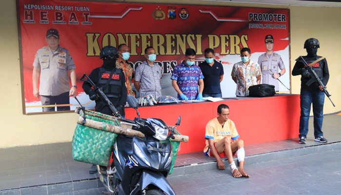 Sujud saat konferensi pers dengan kaki dibalut perban.