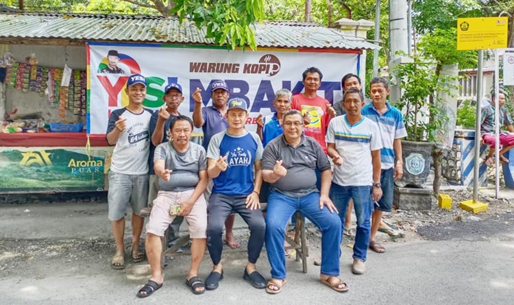 Yuhronur Efendi (depan bertopi) saat menyapa warga di salah satu warung. 