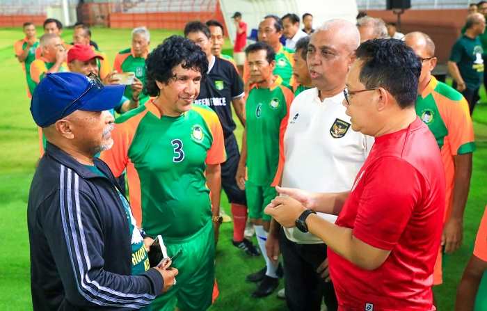 Charity Game Waras FC vs Persebaya Legend, Pj Adhy Apresiasi Prestasi Rudy William Keltjes