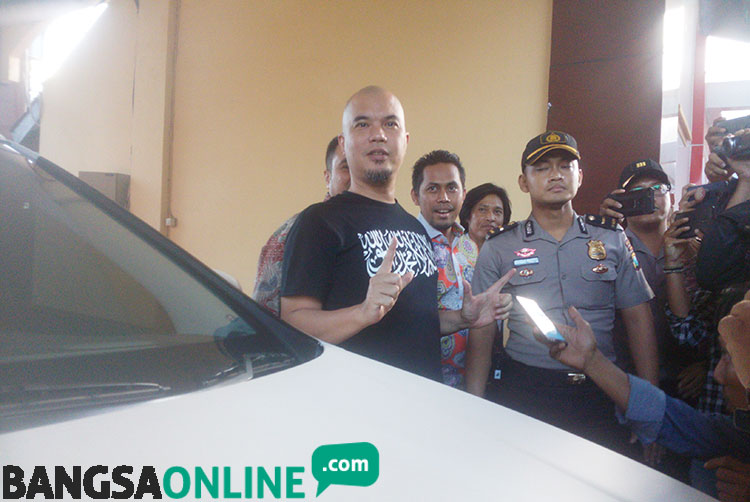 Ahmad Dhani tiba di Polda Jatim untuk menjalani pemeriksaan di Ditreskrimum. foto: ANATASIA/ BANGSAONLINE