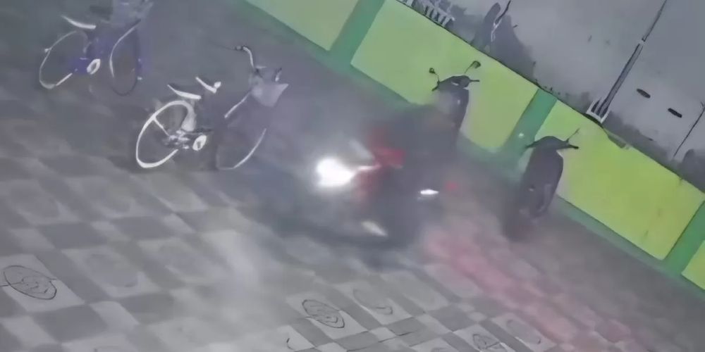 Tangkapan layar CCTV detik-detik saat pelaku membawa kabur motor korban