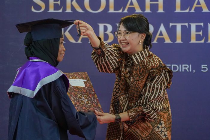 Ketua TP PKK Kabupaten Kediri saat mewisuda salah satu lansia dari Sekolah Lansia Tangguh (Ist.)