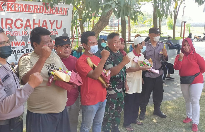 Beberapa ODGJ peserta lomba di Kelurahan Balowerti saat berfoto dengan panitia. Foto: Ist