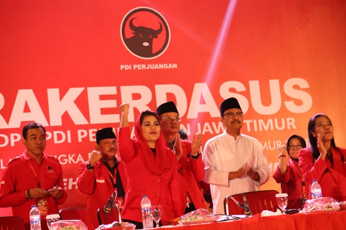 Gus Ipul-Puti saat pidato politik di forum Rapat Kerja Daerah Khusus (Rakerdasus) PDI Perjuangan Jawa Timur di Hotel Empire Palace Surabaya, Sabtu (3/2). Foto: YUDI A/BANGSAONLINE