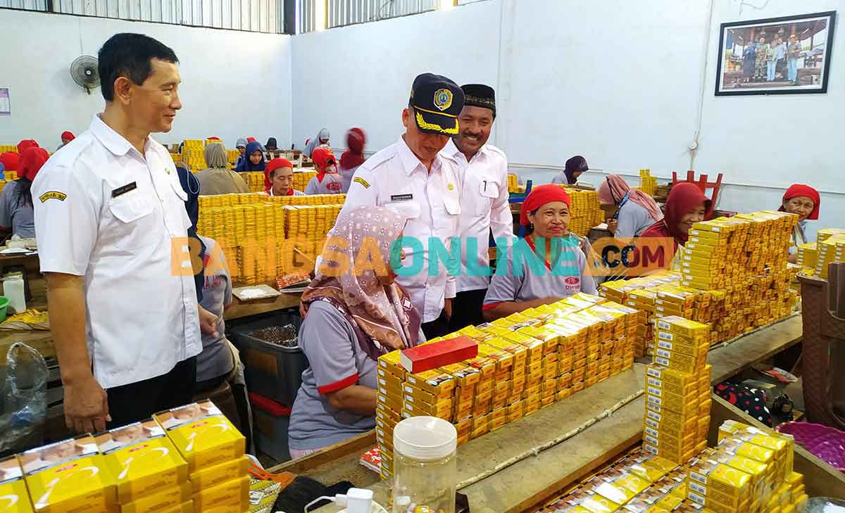 Kepala Dinsos Tulungagung, Wahiyd Masrur, saat monitoring dan pemeriksaan data ke sejumlah karyawan pabrik rokok. Foto: FERI WAHYUDI/BANGSAONLINE