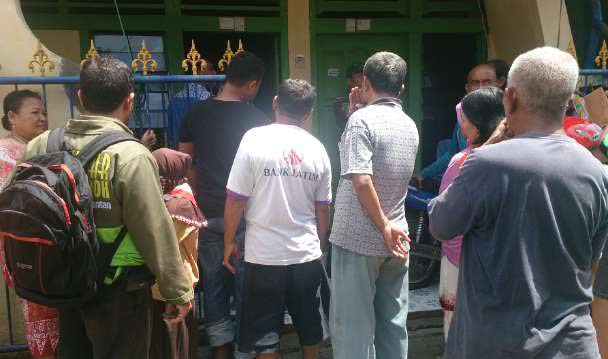 Warga berkerumun saat mayat Uswatun Hasanah ditemukan. foto: ekoyono/ BANGSAONLINE