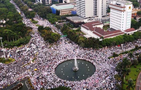 Ratusan ribu pendemo dari berbagai daerah melakukan aksi damai menuntut penistaan agama yang dilakukan Ahok tampak menyemut di Bundaran BI, Jumat (4/11).
