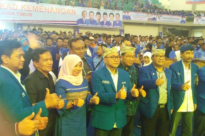 Zulkifli Hasan didampingi Bupati Bojonegoro Suyoto dan para pengurus PAN.