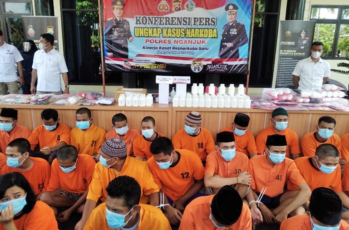 Para tersangka kasus narkotika yang akan menjalani proses hukum atas perbuatanya. foto: BAMBANG DJ/BANGSAONLINE