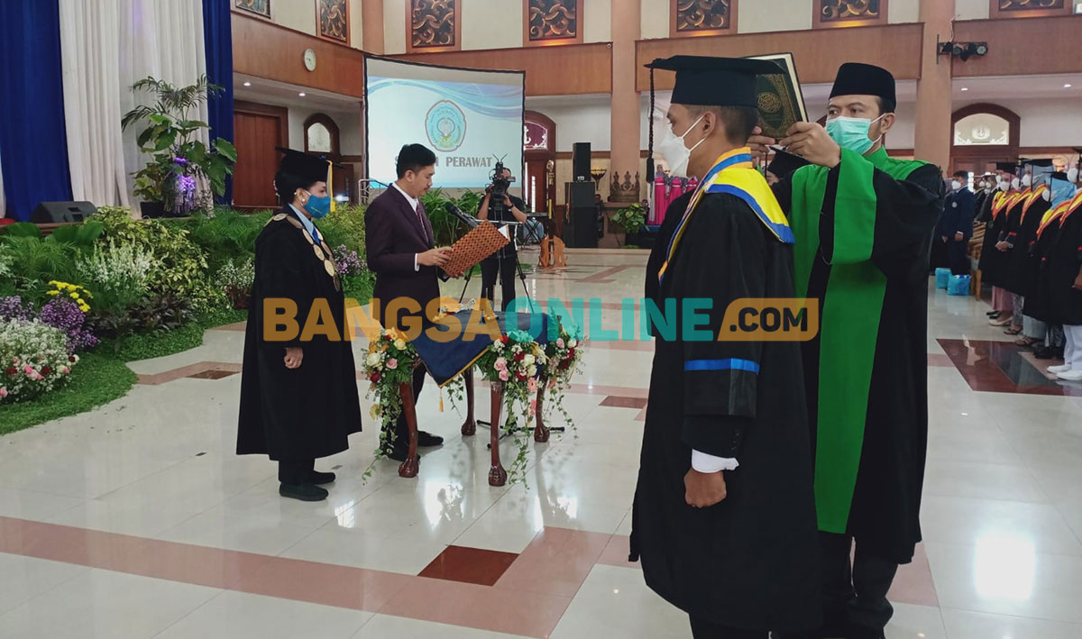 Luluskan 329 Wisudawan, Stikes Hang Tuah Surabaya Siap Jalin Kerja Sama dengan Luar Negeri