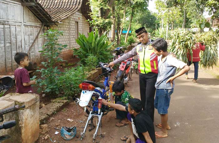 Bripka Wahyudi saat melakukan sosialisasi tentang berkendara yang benar dan penggunaan sepeda motor yang standar