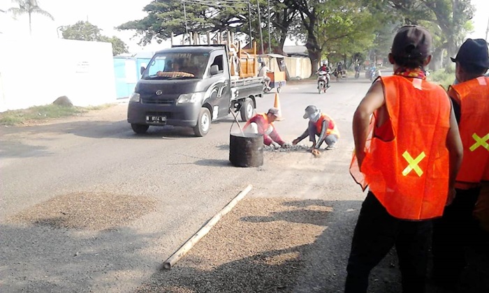 Pemkab Pasuruan mulai melakukan pembenahan jalan, menyongsong datangnya musim Lebaran.