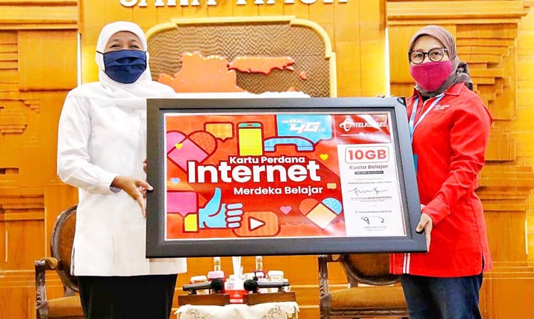 Gubernur Jatim Khofifah Indar Parawansa saat menerima bantuan Kartu Perdana dan Paket Data masing-masing 10 GB senilai Rp. 55 ribu, untuk 1,3 juta siswa dari Telkomsel. 