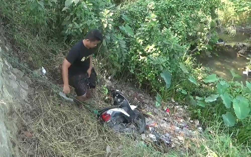 Motor korban yang nyungsep ke sungai.