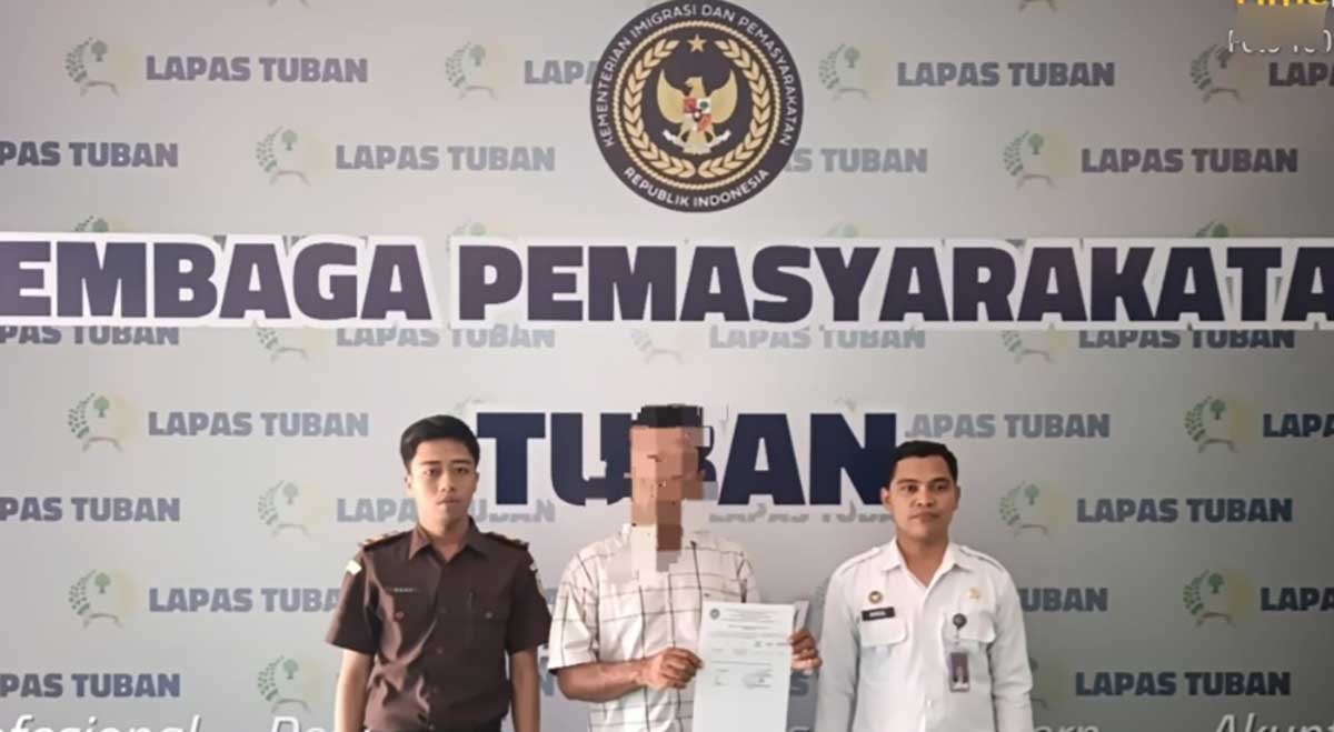 Kepala Desa Tingkis, Agus Susanto (tengah), saat berada di Lapas Tuban.