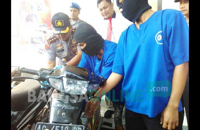 Dua orang pelaku saat mempraktekan cara membuka kunci motor dengan kunci rakitan