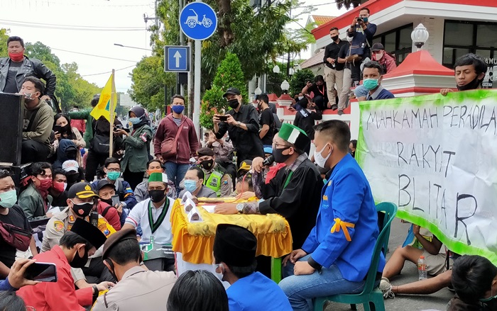 Tolak UU Cipta Kerja, Gabungan Mahasiswa Gelar Sidang Rakyat di Depan DPRD Kota Blitar