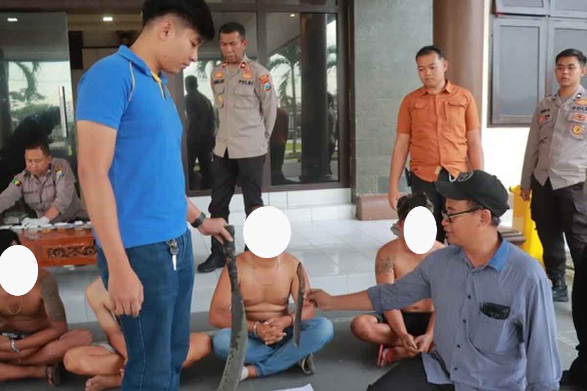 Oknum sopir dan kernet truk ODOL di Blitar diamankan karena demo sambil bawa sajam dan mabuk. Foto: Ist.