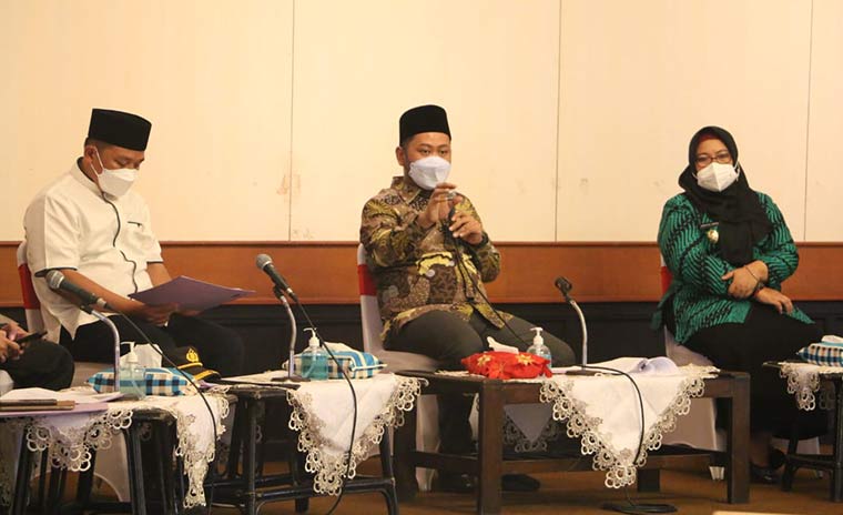 Bupati Gus Yani dan Wabup Bu Min serta Ketua DPRD Abdul Qodir saat rapat koordinasi persiapan PTM. foto: SYUHUD/ BANGSAONLINE
