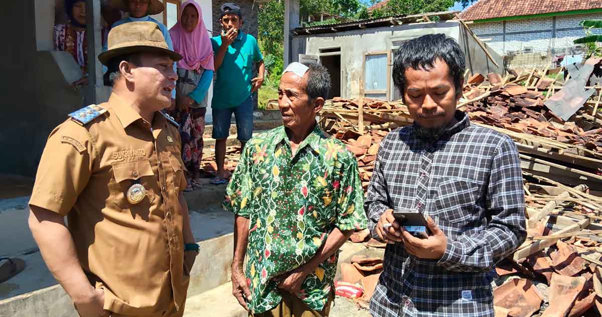 Wakil Bupati Pamekasan, Sukriyanto, bersama salah satu anggota dewan, Tabri S. Munir.