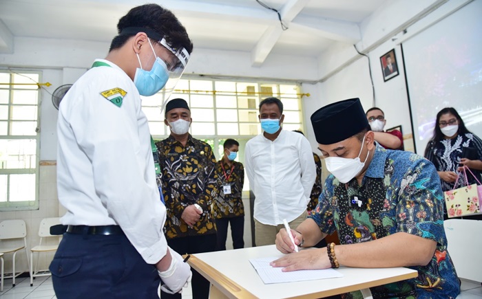 Wali Kota Surabaya Eri Cahyadi saat simulasi pembelajaran tatap muka di SMPN 1 Surabaya, Jumat (16/4/2021).